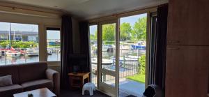 ein Wohnzimmer mit Blick auf den Yachthafen in der Unterkunft Vinkestek Verhuur in Vinkeveen + 47 Fotos