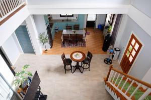 Posezení v ubytování THE OASIS RESORT & VENUE CasaBien 4BR, 2TB, Pool,Wifi, Videoke, BBQ, Balcony, Guest , Near Naga City