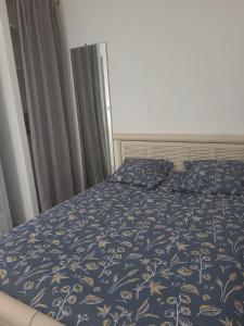 a bedroom with a bed with a blue and yellow bedspread at Nice modern house, bright and quiet assured in Nantes