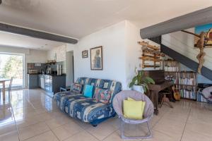 een woonkamer met een bank en een tafel bij Gite avec dortoirs in Rigarda +27 foto's