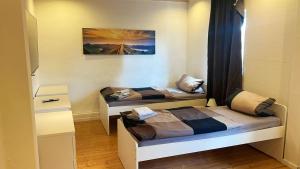 Dos camas individuales en una habitación con ventana. en Zeitwohnen in Hückeswagen -Neu-, en Hückeswagen