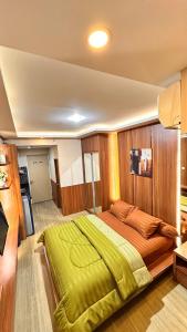 Ένα ή περισσότερα κρεβάτια σε δωμάτιο στο Perfect Escape Studio Daily Staycation Netflix & City View at Bale Hinggil Apartments