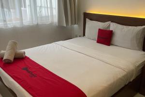 Letto o letti in una camera di RedDoorz Plus near Parahyangan University