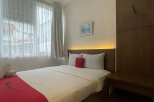 Letto o letti in una camera di RedDoorz Plus near Parahyangan University