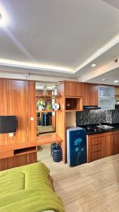 Η κουζίνα ή μικρή κουζίνα στο Perfect Escape Studio Daily Staycation Netflix & City View at Bale Hinggil Apartments +69 φωτογραφίες