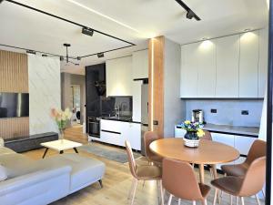 HamallëにあるSunny Beach Apartments with Swimming Pool - 247のリビングルーム、キッチン(テーブル、椅子付)