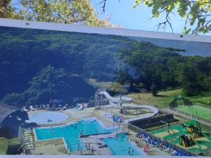 AzurLandes Azur mobil home 38 m2 7km de vieux boucau的享有带滑梯的水上公园的景致