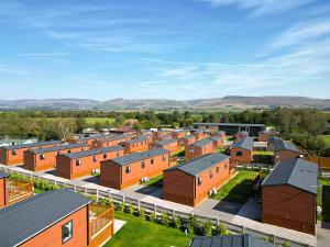 una vista aérea de un campus escolar con edificios en Wild Rose Holiday Park, en Great Ormside