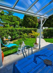 een patio met een pergola en een tafel en stoelen bij Galactic Sea in Comacchio