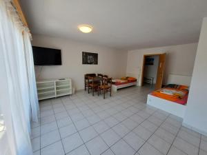 TV a/nebo společenská místnost v ubytování good bed Aarwangen