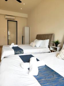 Postel nebo postele na pokoji v ubytování Cyberjaya Puchong JWJ Pool Villa