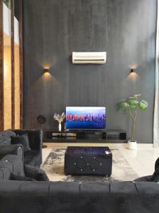 TV a/nebo společenská místnost v ubytování Cyberjaya Puchong JWJ Pool Villa