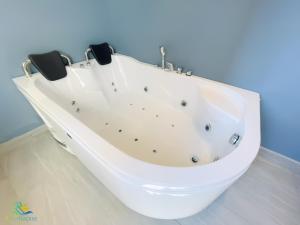 una vasca da bagno bianca seduta in bagno di Sunway Grid by RR JBcity a Iskandar Puteri