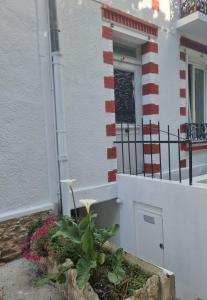 una puerta de un edificio con flores delante en Romantic Room proche de Paris, en Choisy-le-Roi