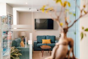 Uma TV ou centro de entretenimento em The Howard Hotel