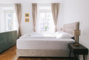 Postel nebo postele na pokoji v ubytování Central Riverside Apartments Meščanka