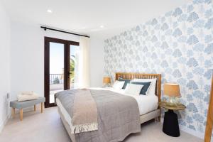 une chambre avec un lit avec un mur bleu et blanc dans l'établissement Finca Villa La Palmera, amazing sea views, à Arafo 42 autres photos