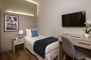 Uma TV ou centro de entretenimento em The Howard Hotel