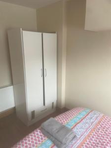 Postel nebo postele na pokoji v ubytování Rooms with Cont Breakfast Galway City