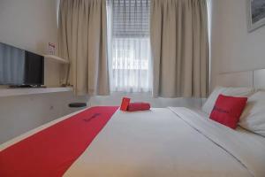 Letto o letti in una camera di RedDoorz Plus near Parahyangan University