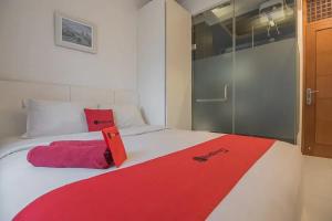 Letto o letti in una camera di RedDoorz Plus near Parahyangan University