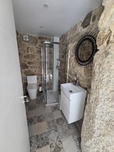 a bathroom with a shower and a sink and a toilet at CASITA RECIEN HABILITADA A ESTRENAR CON PISCINA EN MALVAS Tuy in Malvas