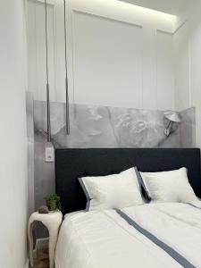 Postel nebo postele na pokoji v ubytování Szekely at Andrassy Suite -SZM4