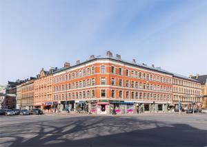 a large brick building on a city street at Luxurious Inner-City Flat in Malmö