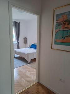 een slaapkamer met een deur naar een bed bij Serenissima Retro Apartment in Muggia