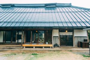 Ubaguchiゲストハウス紡的前面有长凳的建筑