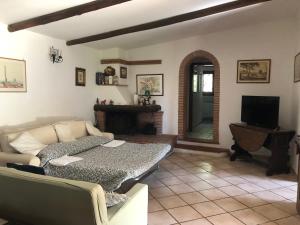 a living room with a couch and a tv at villino indipendente I Tigli in Campagnano di Roma