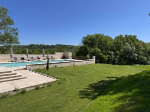 Bazén v ubytování Bastide La Guilhabertie nebo v jeho okolí