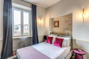 A bed or beds in a room at CORNER211