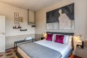 A bed or beds in a room at CORNER211