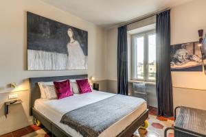A bed or beds in a room at CORNER211