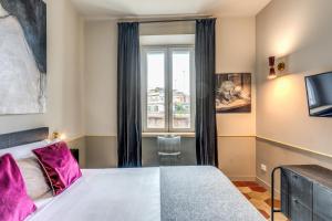A bed or beds in a room at CORNER211