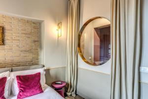 A bed or beds in a room at CORNER211