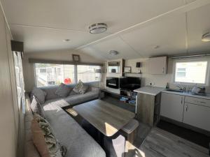 Uma área de estar em 3 Bedroom Modern Caravan Sleeps up to 8