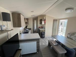 A cozinha ou cozinha compacta de 3 Bedroom Modern Caravan Sleeps up to 8