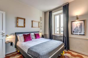 A bed or beds in a room at CORNER211