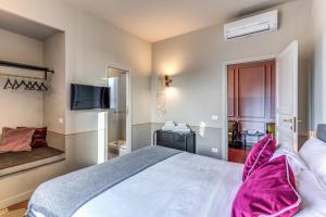 A bed or beds in a room at CORNER211