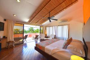 Postel nebo postele na pokoji v ubytování Signature Boracay Punta Rosa