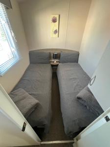 Uma área de estar em 3 Bedroom Modern Caravan Sleeps up to 8