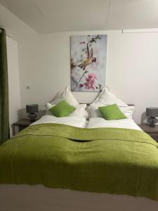 Postel nebo postele na pokoji v ubytování A&O Suites