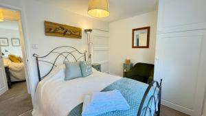 Katil atau katil-katil dalam bilik di 3 Bed Garden Spa Cottage
