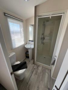 Um banheiro em 3 Bedroom Modern Caravan Sleeps up to 8