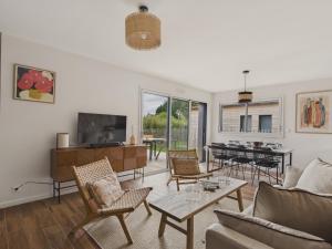 a living room with a couch and a table at Maison neuve avec terrasse et jardin pour 6 in Beg-Meil