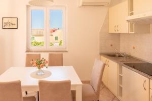 Kuchyň nebo kuchyňský kout v ubytování Apartment Luca