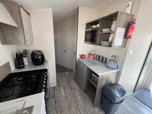 A cozinha ou cozinha compacta de 3 Bedroom Modern Caravan Sleeps up to 8