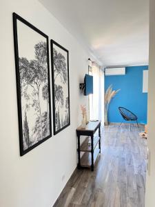 una habitación con tres cuadros en la pared y una mesa en Casuccia Eva maria, en Patrimonio